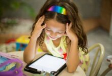 صورة آثار إستخدام الأطفال للأجهزة الإلكترونية والهواتف الذكية