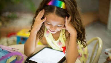 صورة آثار إستخدام الأطفال للأجهزة الإلكترونية والهواتف الذكية