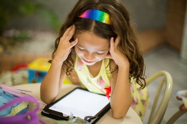 آثار إستخدام الأطفال للأجهزة الإلكترونية والهواتف الذكية