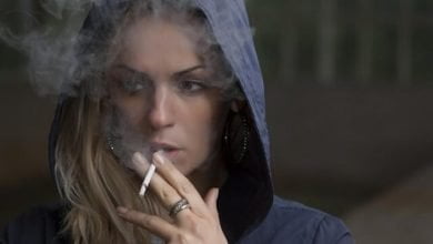 صورة يصعب على النساء الإقلاع عن التدخين أكثر من الرجال. الباحثون يحلون اللغز